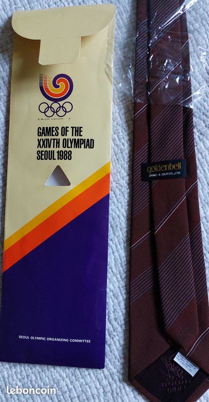 Lot de Hugo BOSS. Deux cravates en soie rayée au prix de 40 à 60 € en