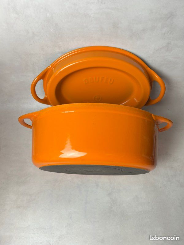 ANCIENNE COCOTTE DOUFEU Ronde en fonte noire N° 24 COUSANCES Made in