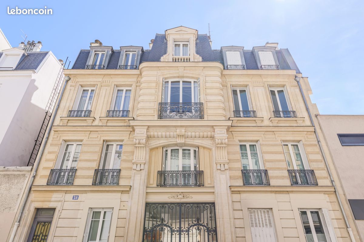 Appartement 7 pièces 130 m² · à Paris · 130 m² · 990 000 €
