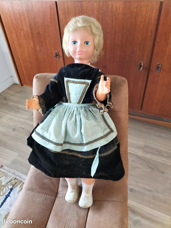 JOLI ENSEMBLE POUR POUPEE ANCIENNE EN VELOURS