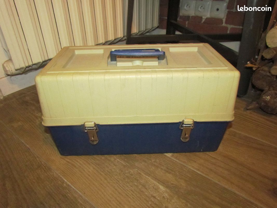Boîte à Matériel De Pêche Ancienne UMCO Modèle 103U - Occasion, Vintage, Pour Collection Ou Utilisation