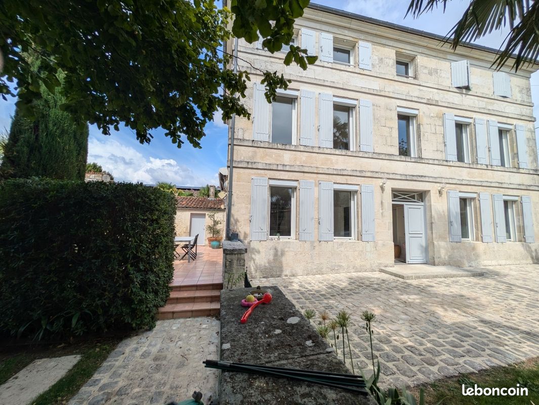 Maison 10 pièces 281 m² · à Saintes · 281 m² · 561 750 €