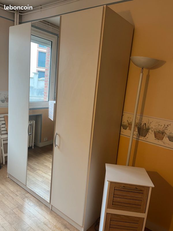 Grand dressing / penderie trois portes dont une avec miroir (image 1)