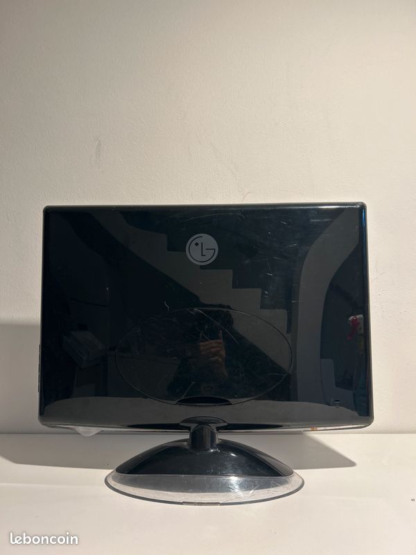 Écran LG Flatron W2284F - 22 Pouces, 2ms de Réponse, 30000:1 Contraste - Parfait pour le Bureau et le Multimédia (image 5)