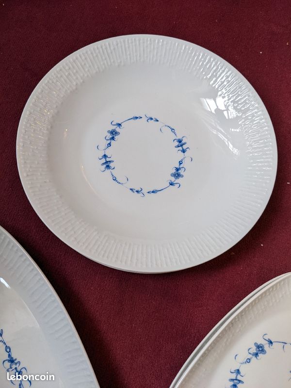 Service porcelaine blanc fleurs bleues (image 1)