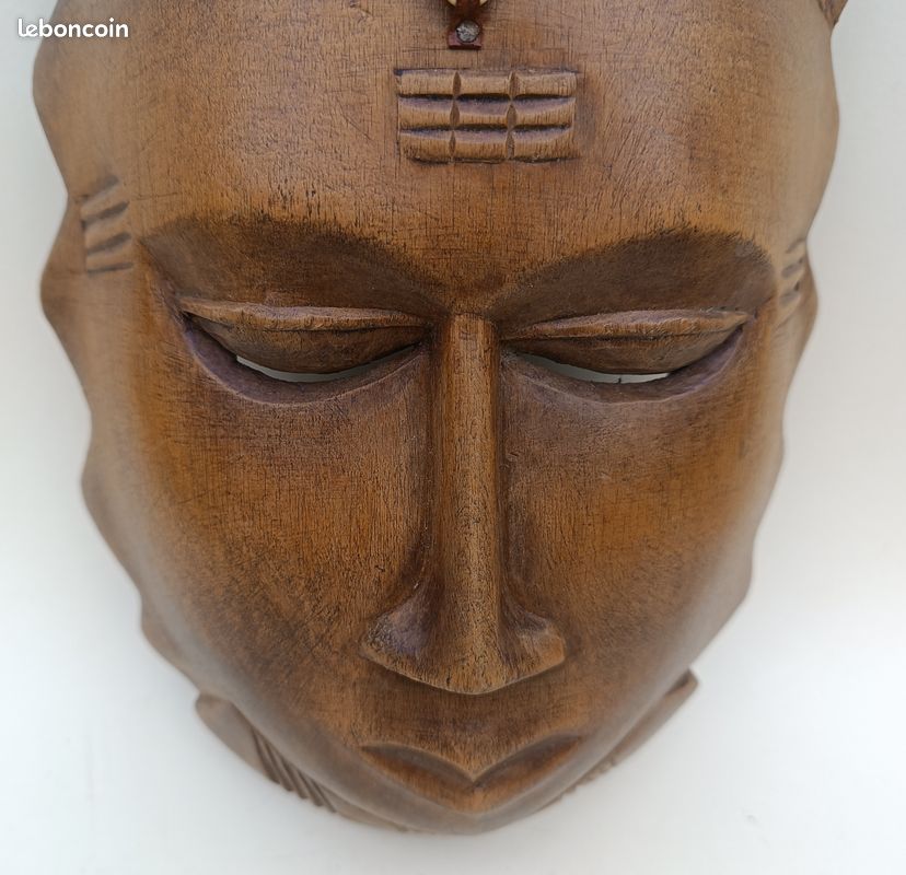 Masque africain décoratif en bois sculpté (image 4)