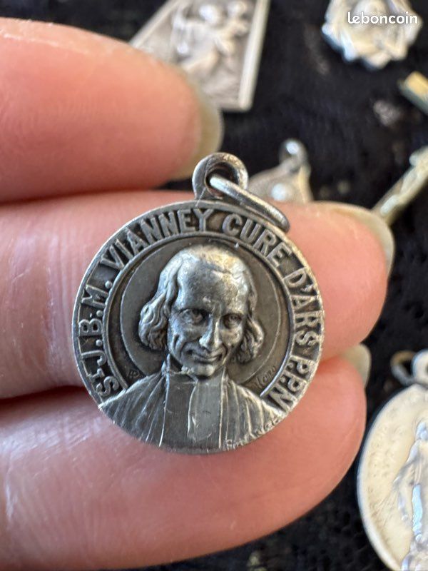 Lot 12 médailles religieuses anciennes & crucifix – Saint Christophe, Curé d'Ars, Ste Thérèse (image 6)