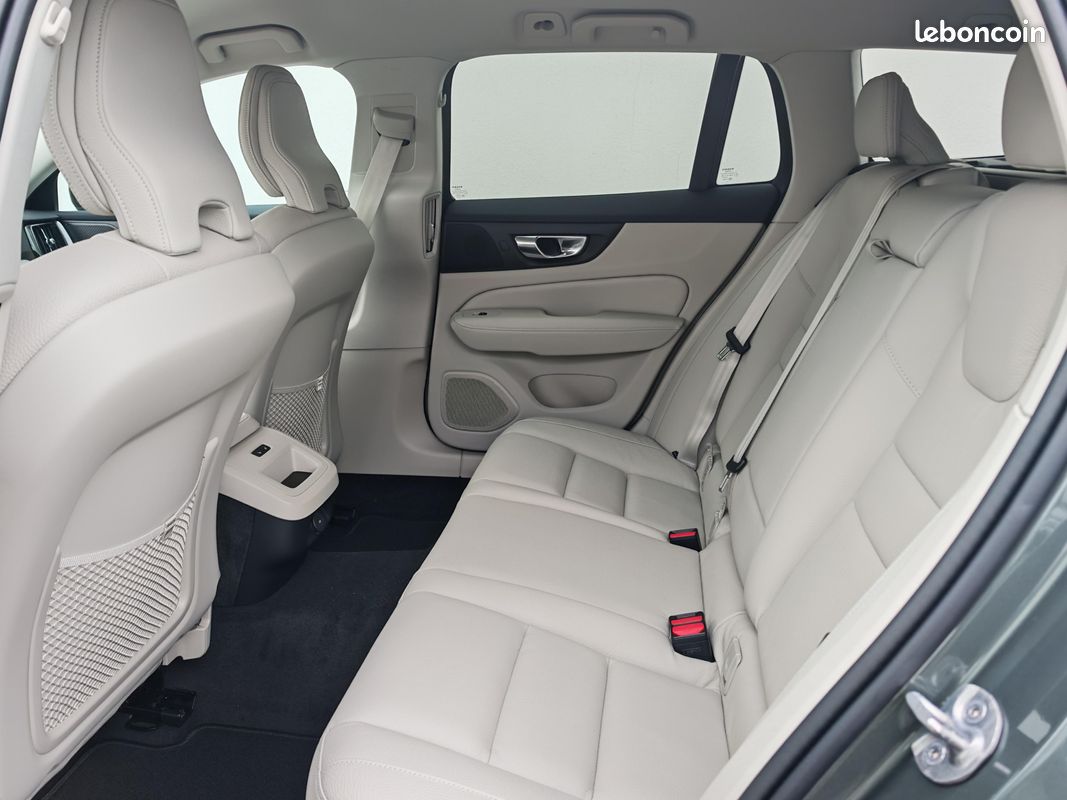 VOLVO V60 B4 197 ch DCT7 Plus Style Dark (image 9)