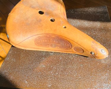 Selle De Vélo Ancienne à Ressorts Henri Gauthier, Vintage, Pour Collection Ou Déco