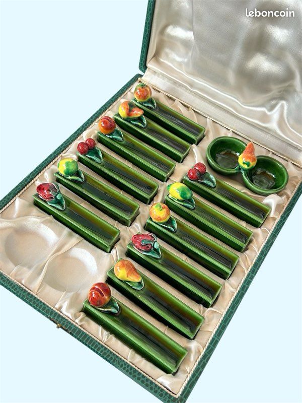 Boite de 12 porte-couteaux en porcelaine à motifs floraux neufs