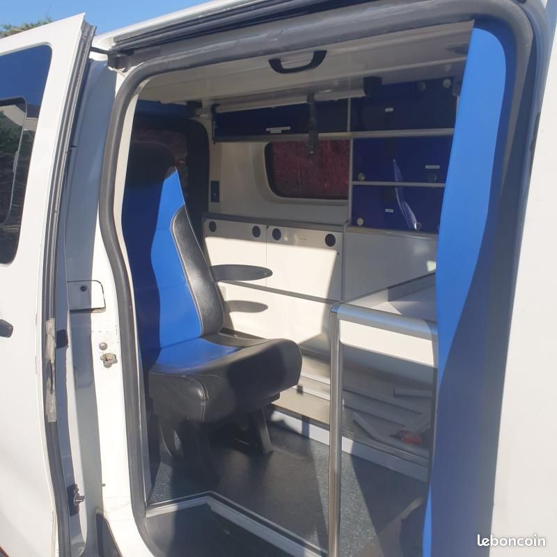 Opel Vivaro Ambulance (image 11)