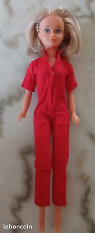 Poupée Bella Tressy – Combinaison Rouge Et Gilet Blanc – Neuve En Boîte, Fabrication Française