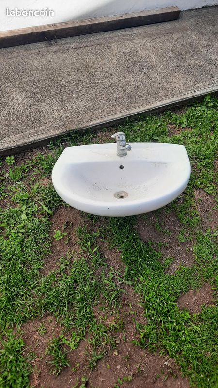 Vend lavabo et robinetterie (image 1)