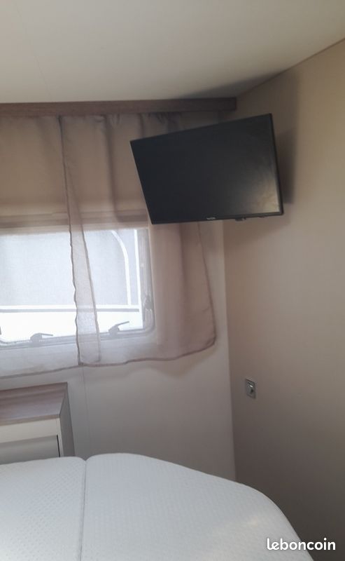 Camping-car Dethleffs trend T 7057 DBL lit central et salon face à face 7.40m (image 7)