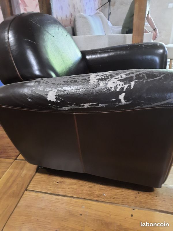Vends 2 fauteuils club très confortables, cuir abimé sur assise et accoudoirs (image 3)