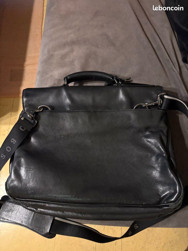 Porte documents en cuir Hugo Boss TBE (image 2)