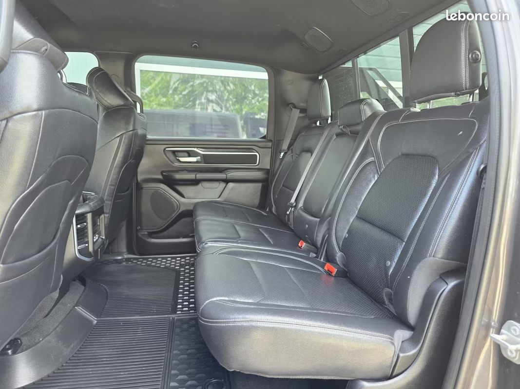 Dodge RAM 1500 Big Horn Night Edition 5.7 HEMI eTorque 401 ch 4x4 – Lift 9” – Uconnect 12” – 35” (image 15)