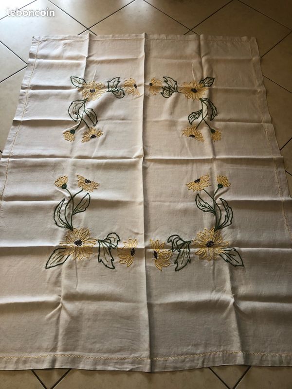 Nappe Traditionnelle Brodée Main – Vintage, Motif Floral, Fabriquée En France
