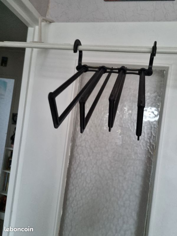 Vend cintre pour mettre plusieurs vêtements accrocher dans l armoire gain de places ne fait pas de vente relay (image 1)