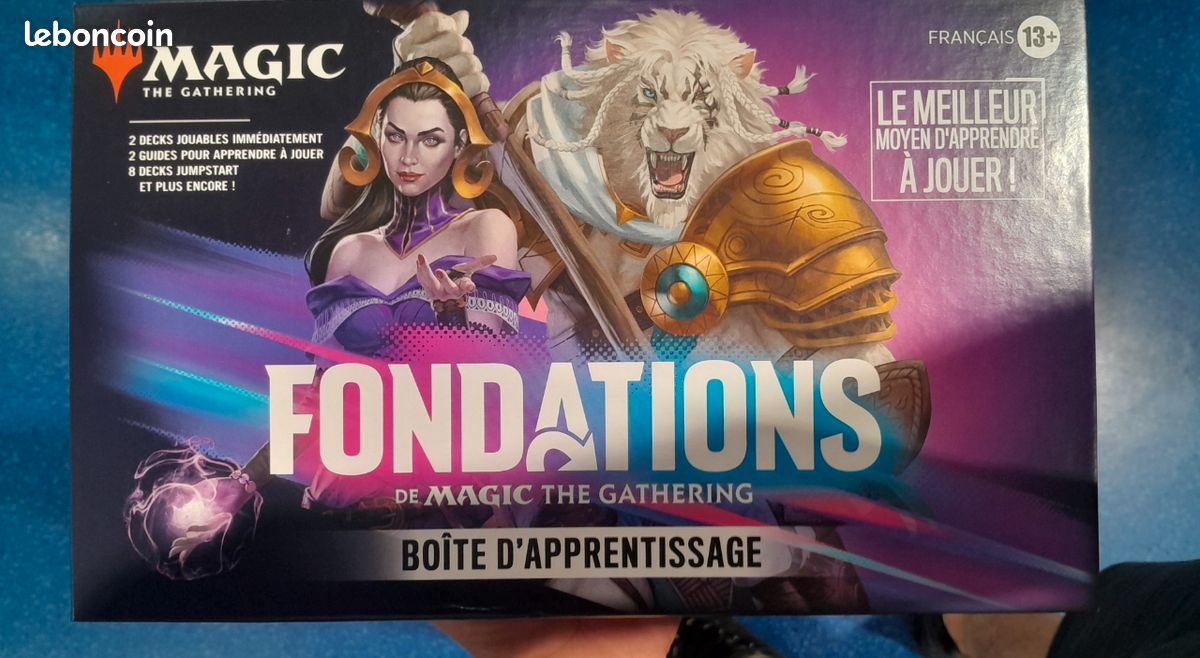 Magic: The Gathering – Boîte D'Apprentissage Fondations (Version Française) – 2 Decks Tutoriels, 8 Paquets Jumpstart, Tapis Et Compteurs Inclus