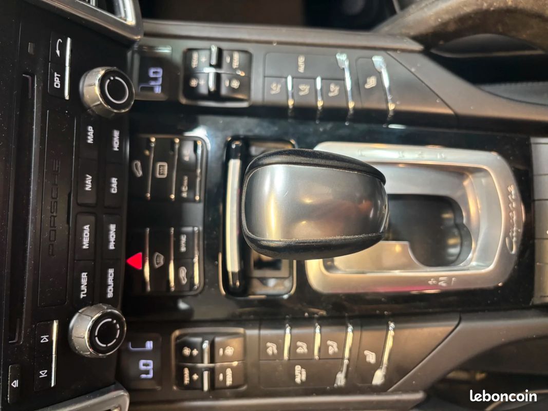 PORSCHE CAYENNE 3.0 V6 416 ch S Platinium Edition E-Hybrid Tiptronic / 1ere Main / PDLS+ / Toit Ouvrant / Camera (image 24)