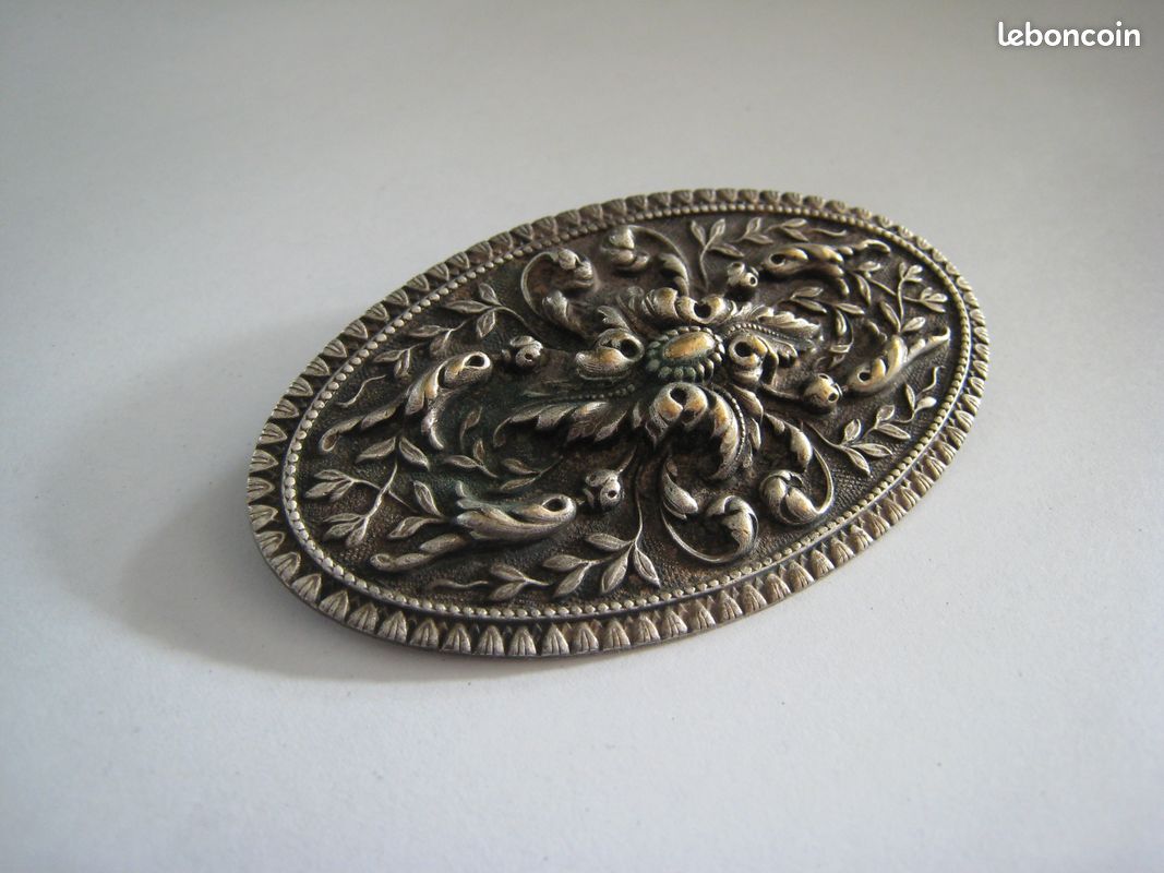 Broche en métal argenté une jolie vieille dame très élégante - Un grand marché