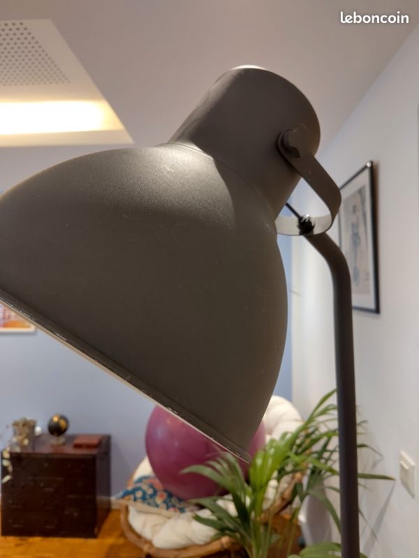 Lampe sur pied grise style industriel (image 3)