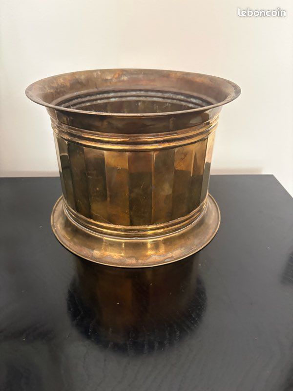 Cache pot (image 1)