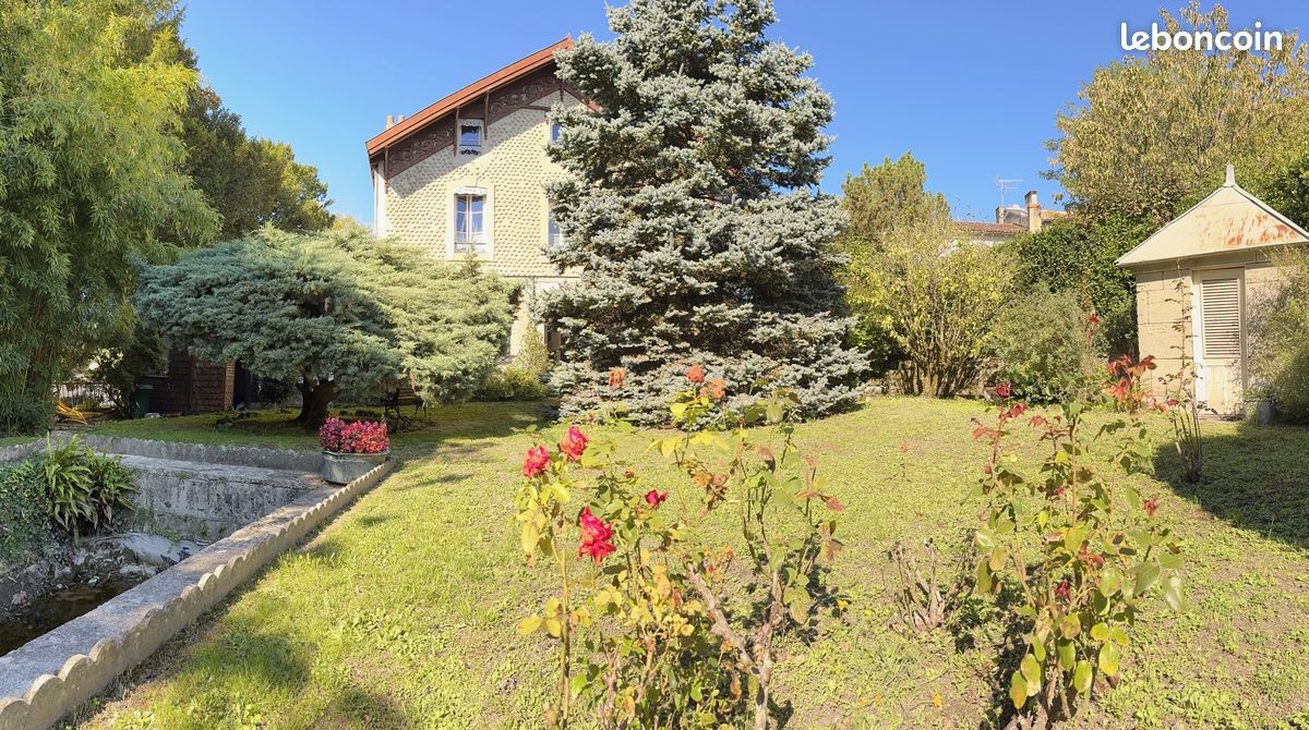 Maison 8 pièces 256 m² · à Saint-Jean-d'Angély · 256 m² · 250 000 €