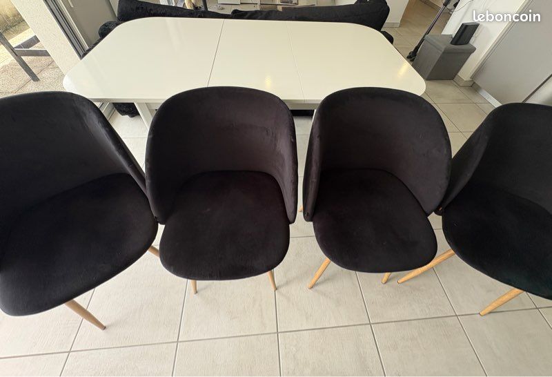 Lot de 4 chaises en velours noir avec pieds metal effet bois (image 1)