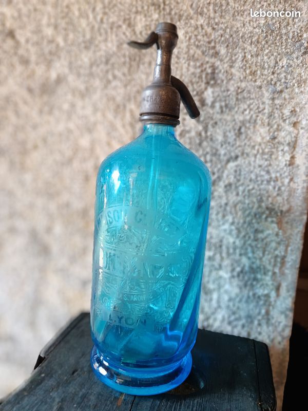 Siphon bleu de la maison CLARET à LYON (image 1)