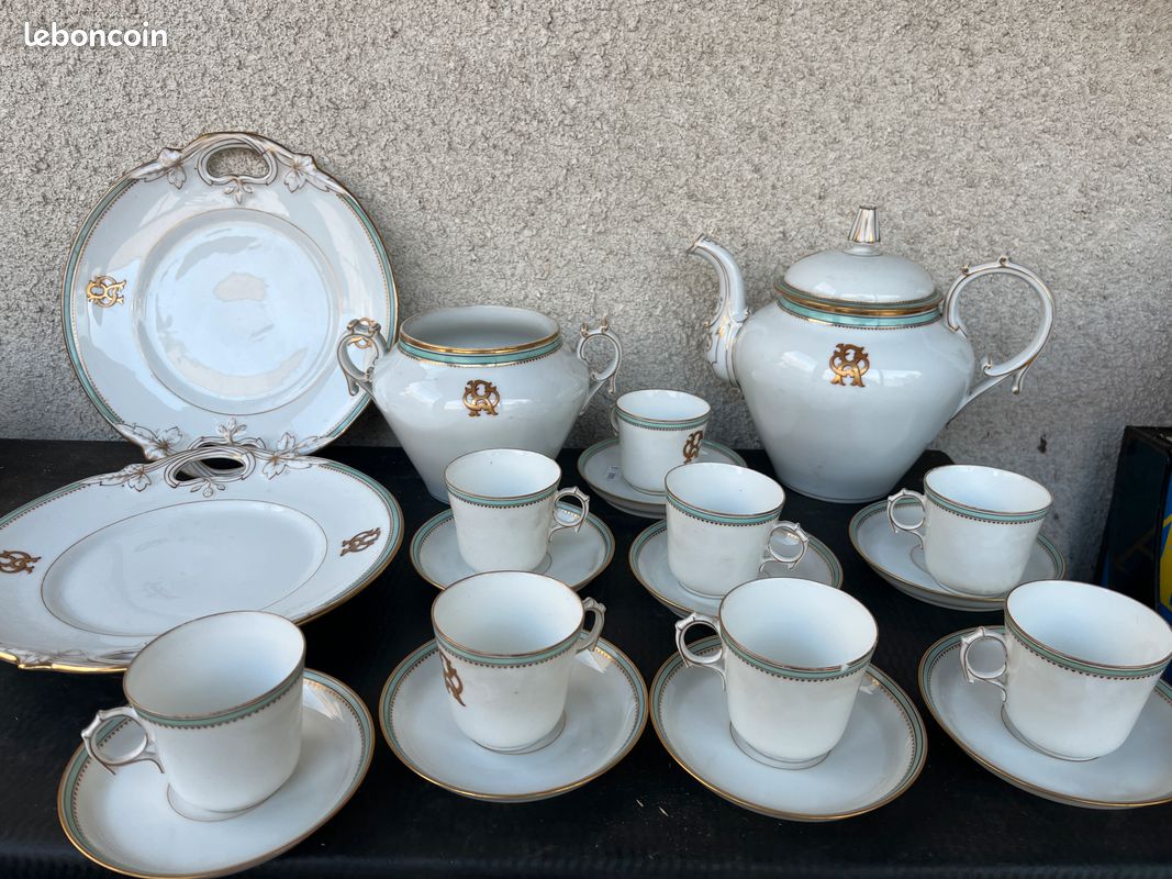 Grand service à café ancien en porcelaine - Ch. Pillivuyt & Cie Paris - Monogramme doré et filet vert (image 1)