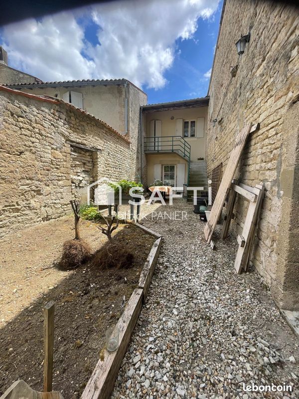 Maison 7 pièces 260 m² · à Dampierre-sur-Boutonne · 260 m² · 211 000 €
