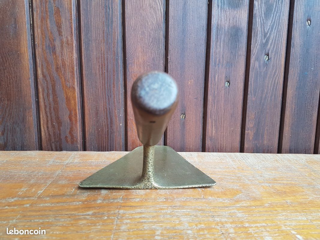 Ancienne truelle bronze ancien outil staffeur platrier maçon art populaire collection décoration atelier (image 4)