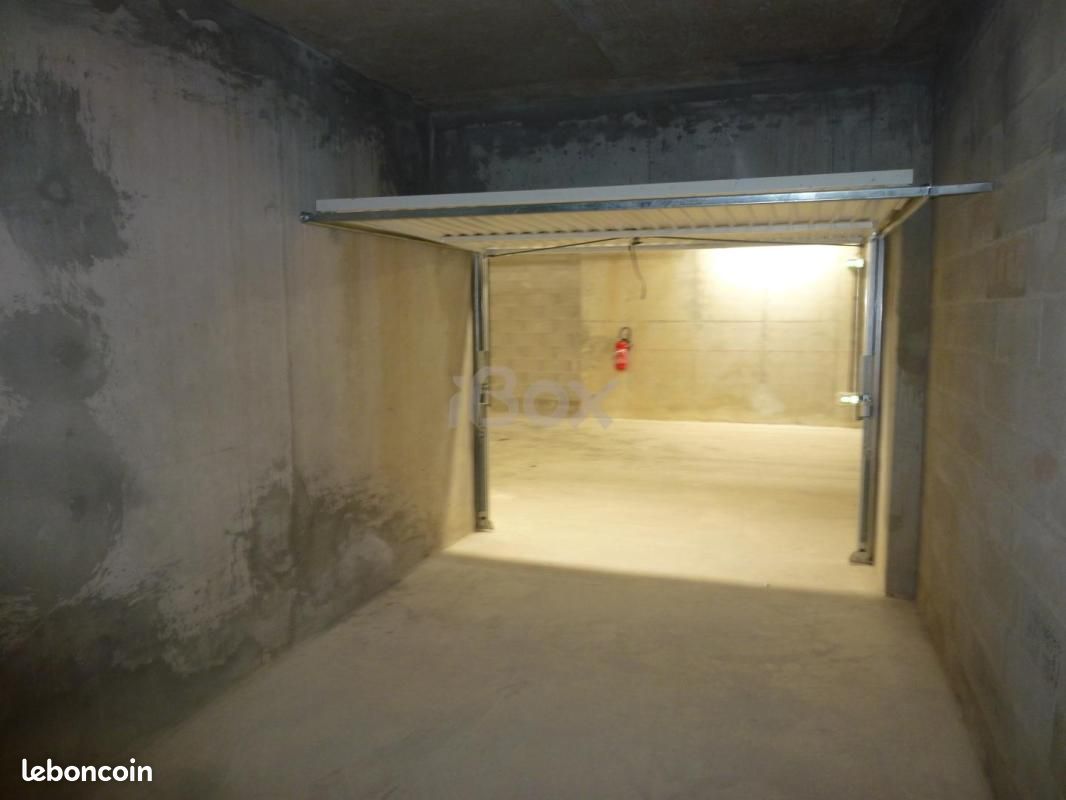 Garage/box Toulon · 208 €