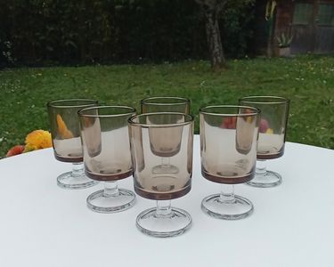 Verre Ancien Sur Pied – Verre Épais – Bon État – Hauteur 8.9cm