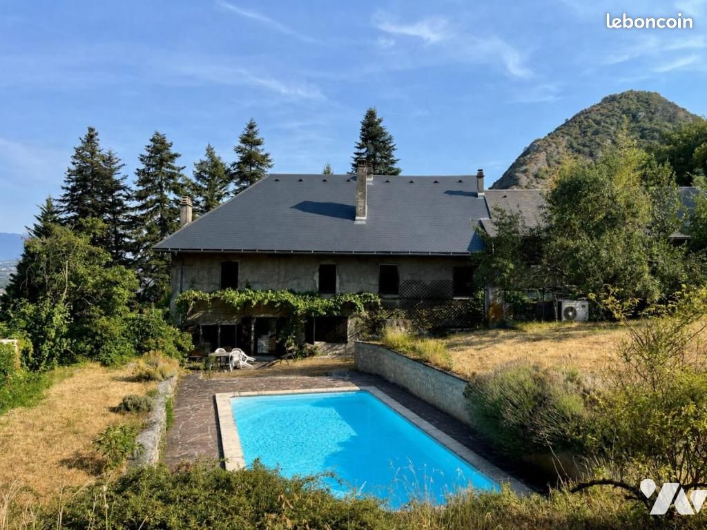 Maison 13 pièces 371 m² · à Saint-Jeoire-Prieuré · 371 m² · 1 490 000 €