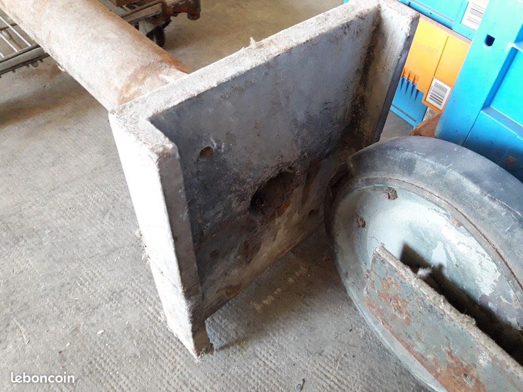 Poteau d'usine en fonte (image 2)