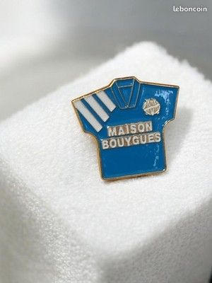 FOOTBALL PIN BADGE Nîmes Olympique (France) £2.20 - UK