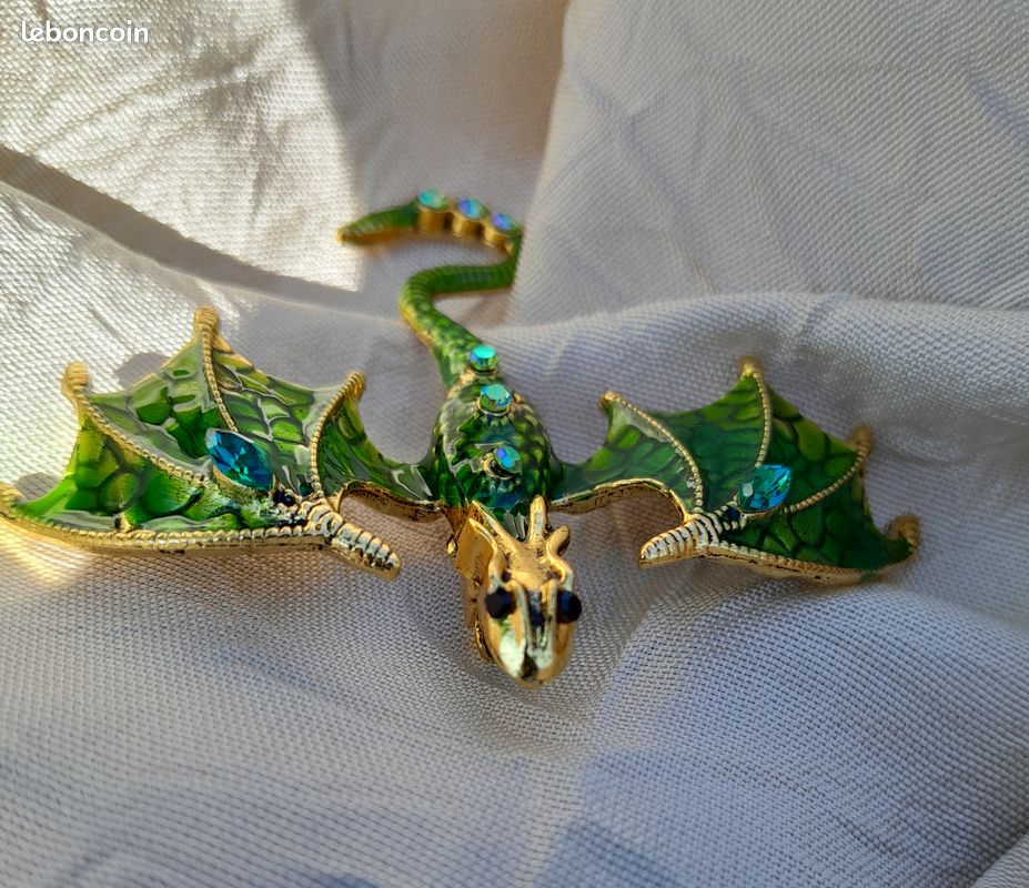 Broche bijou dragon ailé bleu dominant en acier. - Un grand marché