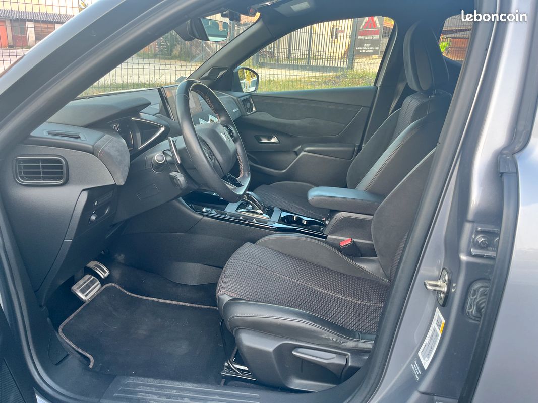 Ds ds3 crossback bluehdi 130 ch performance line boite auto eat8 - gps - camera - apple carplay android auto - jantes alu 17" - keyless - radars av + arr – vitres et lunette arr surteintees (image 4)