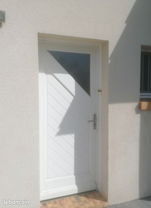 Porte d'entrée en bois peint blanc (image 1)