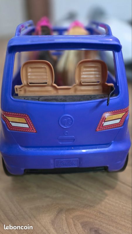 Lot 2 barbies + voiture 4 places
Avec vetemenrs et accomme indiqués sur les photos (image 3)