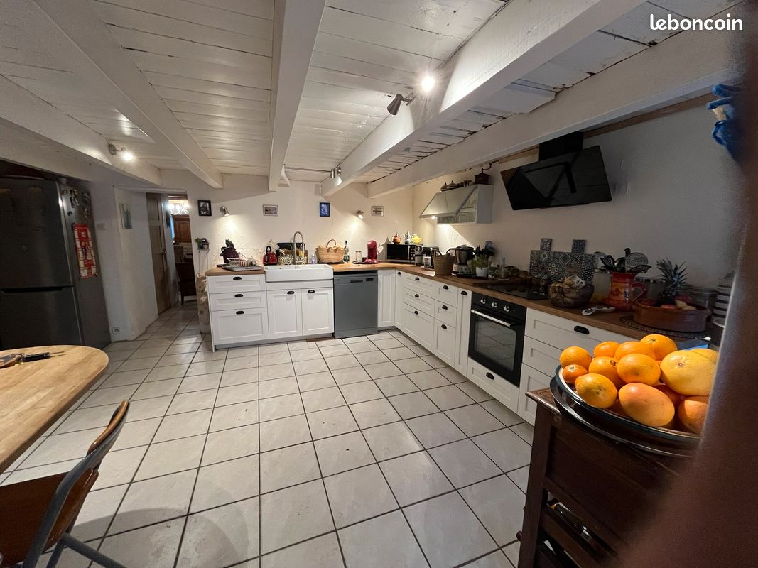 Maison 8 pièces 160 m² · à Saint-Amant-Roche-Savine · 160 m² · 145 000 €