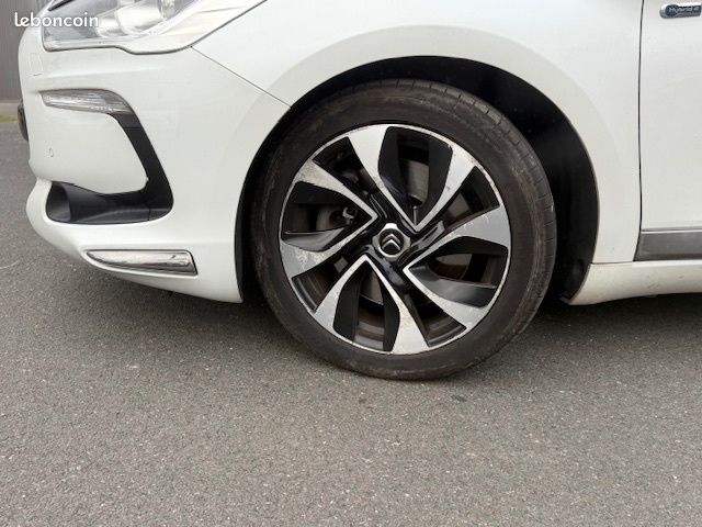 Citroën DS5 Hybrid4 So Chic BMP6 ENTRETIEN COMPLET (BATTERIE HYBRIDATION ET AIRBAG REMPLACÉS) (image 8)