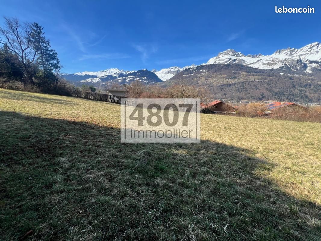 Terrain 916 m² · à Sallanches · 215 000 €