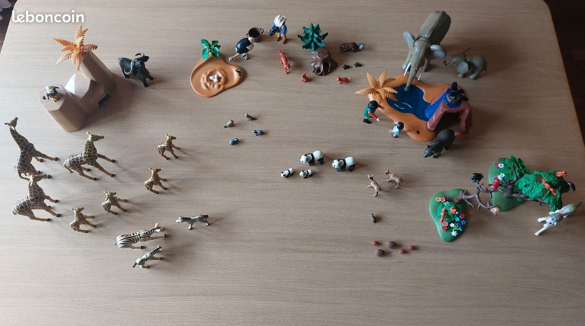 Lot D'une Centaine D'Annimaux Playmobil En Tout Genre