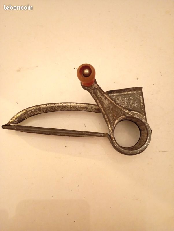 Ancienne Râpe à Fromage Mouli Grater – Guillouard à Nantes – Métal – Vintage Années 1940/50
