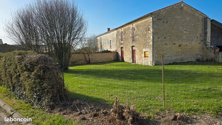 Maison en pierre d’environ 120 m² à rénover - Terrain d’environ 360 m² – Toiture neuve – Proche Surgères
