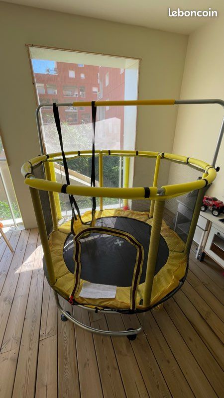 Trampoline (image 1)